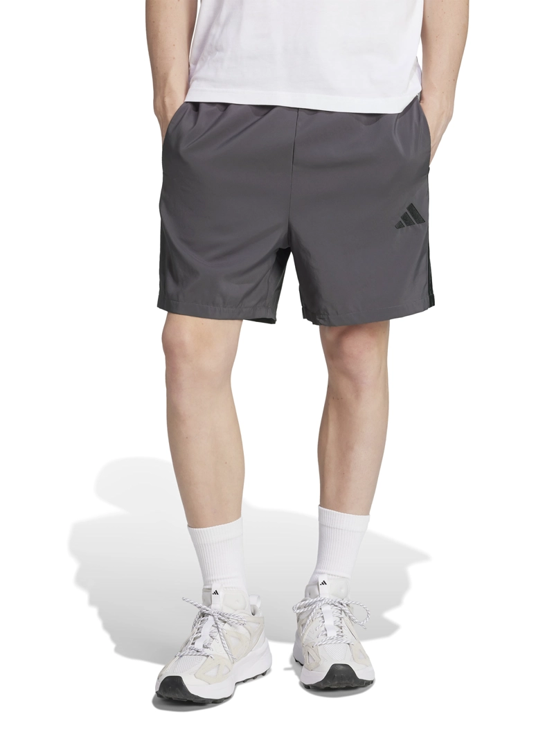 SHORT HOMBRE ADIDAS IM7842 GRIS ESSENTIALS 3 BANDAS CHELSEA