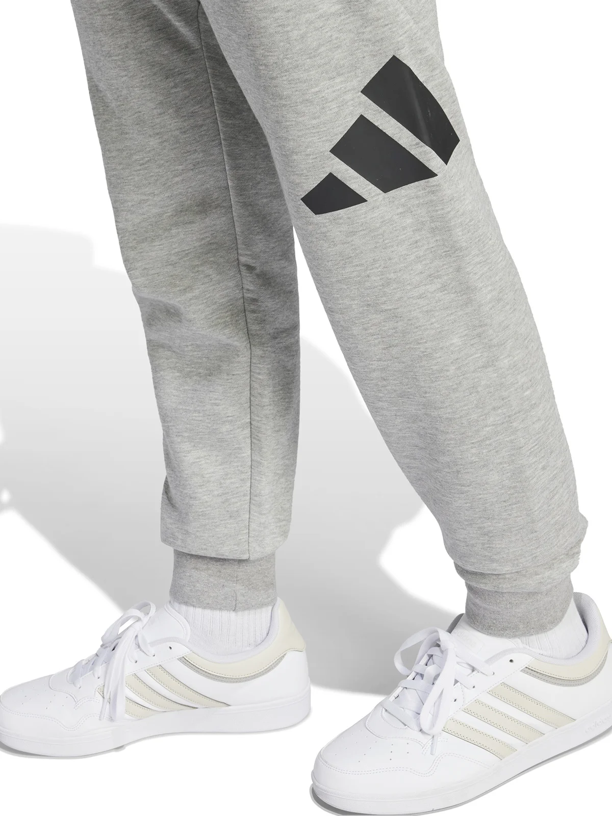 PANTALÓN DE BUZO HOMBRE ADIDAS IN6143 ALGODÓN GRIS ESSENTIALS BIG LOGO CUFFED FLEECE - 4