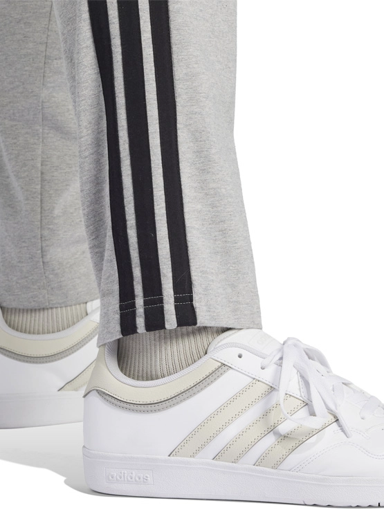 PANTALÓN DE BUZO HOMBRE ADIDAS JE6428 GRIS ESSENTIALS 3 BANDAS SINGLE JERSEY - 4