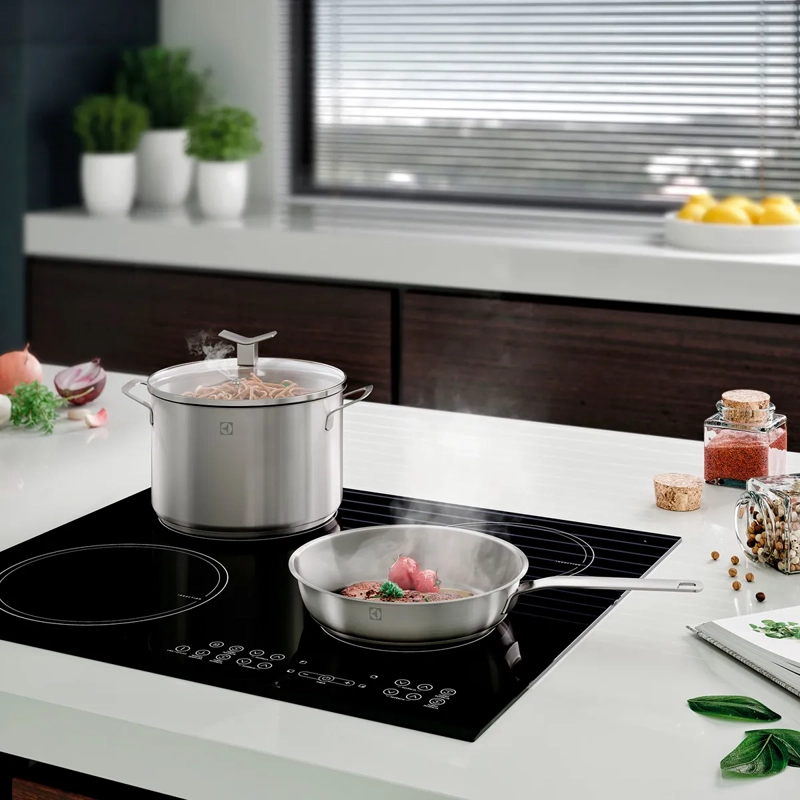 JUEGO OLLAS ELECTROLUX ACERO INOXIDABLE ACERO SARTÉN: 1.2L OLLA: 1.5L CACEROLA: 2L CACEROLA: 3L CACEROLA: 4L 9 - 11