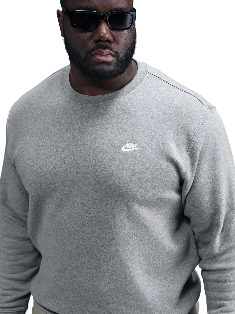 POLERÓN HOMBRE NIKE FN3886-063 GRIS CUELLO REDONDO CLUB - 3