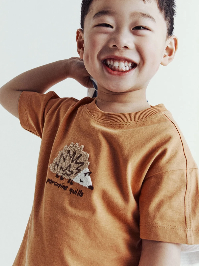 POLERA MANGA CORTA ALGODÓN NIÑO SFERA COBRE ESTAMPADA ERIZO - 5