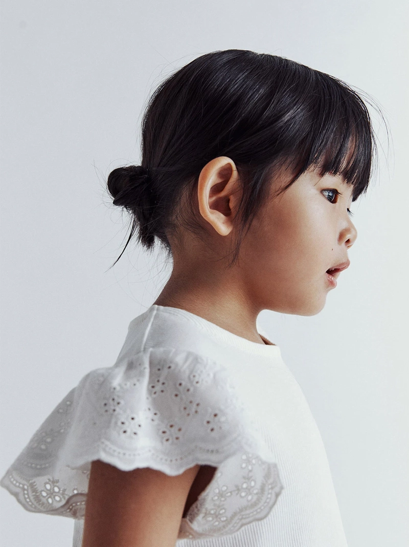 POLERA MANGA CORTA NIÑA SFERA BLANCO LISA DETALLE - 4