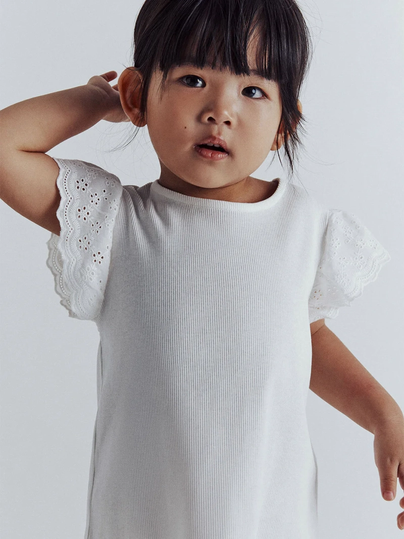 POLERA MANGA CORTA NIÑA SFERA BLANCO LISA DETALLE - 5
