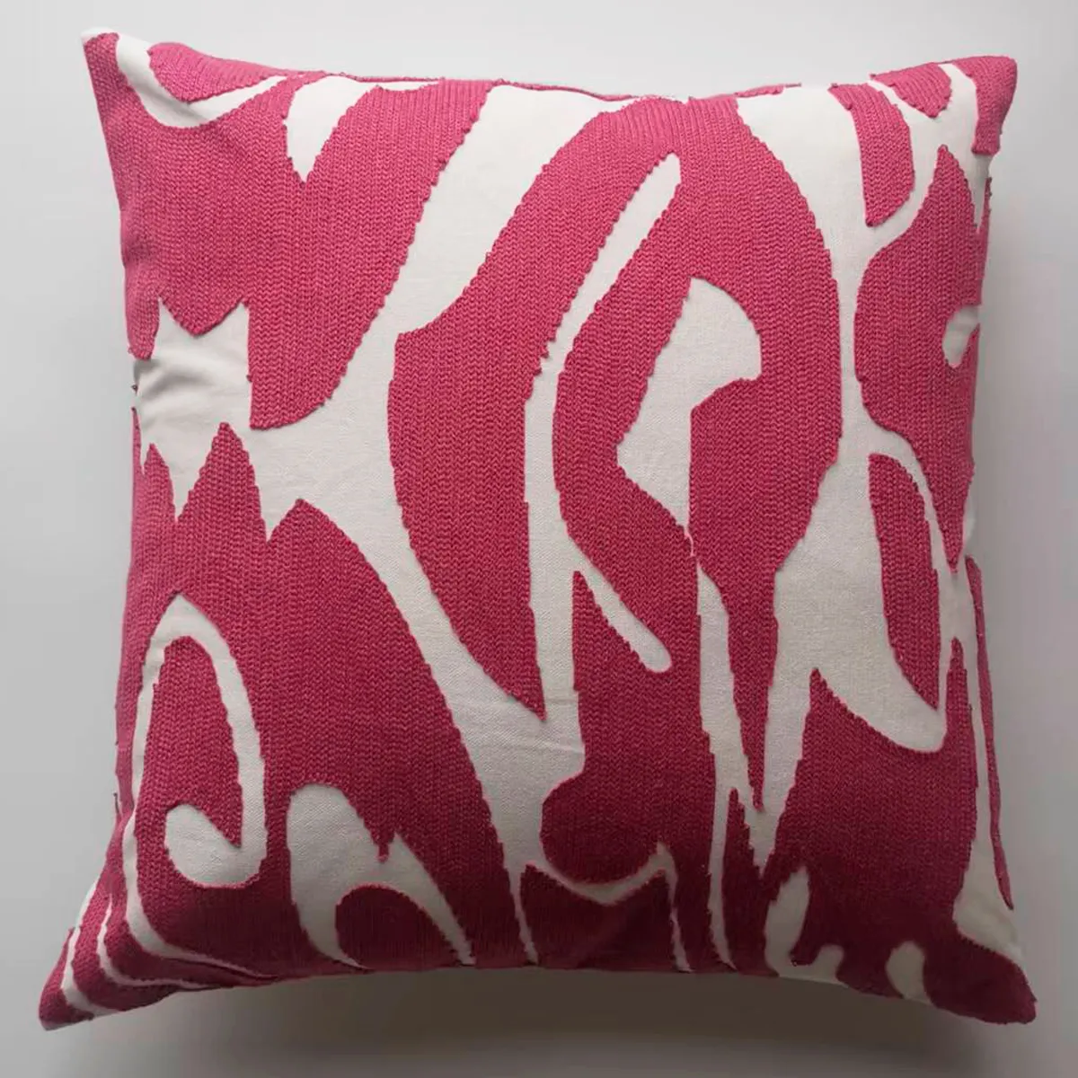 COJÍN RIPLEY HOME BORDADO ABS 45X45 FUCSIA - 1