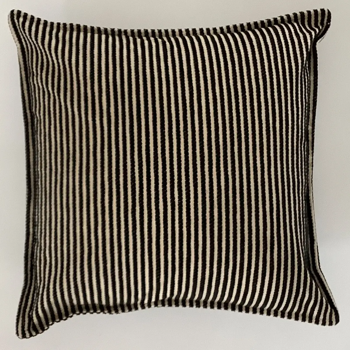 COJÍN RIPLEY HOME LÍNEAS 45X45 NEGRO - 1
