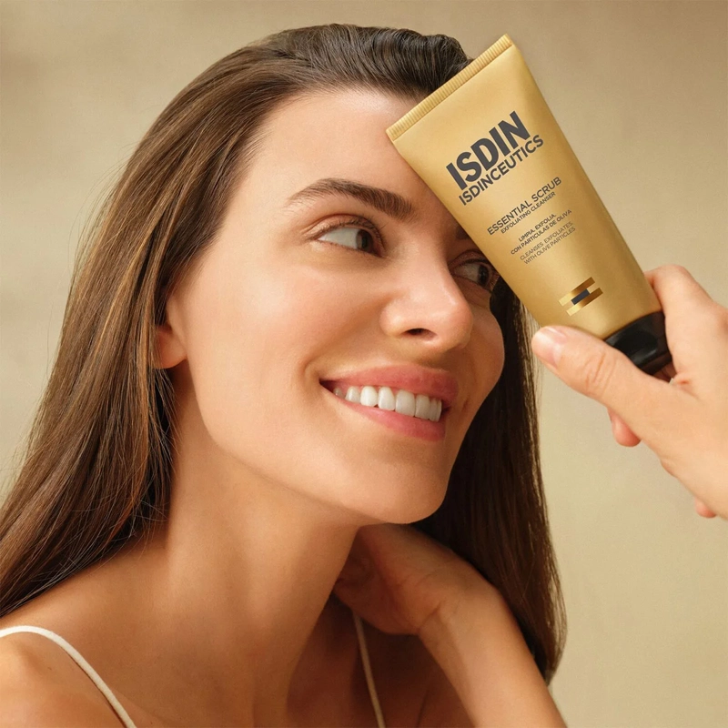 GEL LIMPIADOR EXFOLIANTE  ISDIN ISDINCEUTICS ESSENTIAL SCRUB 100 G  - 2