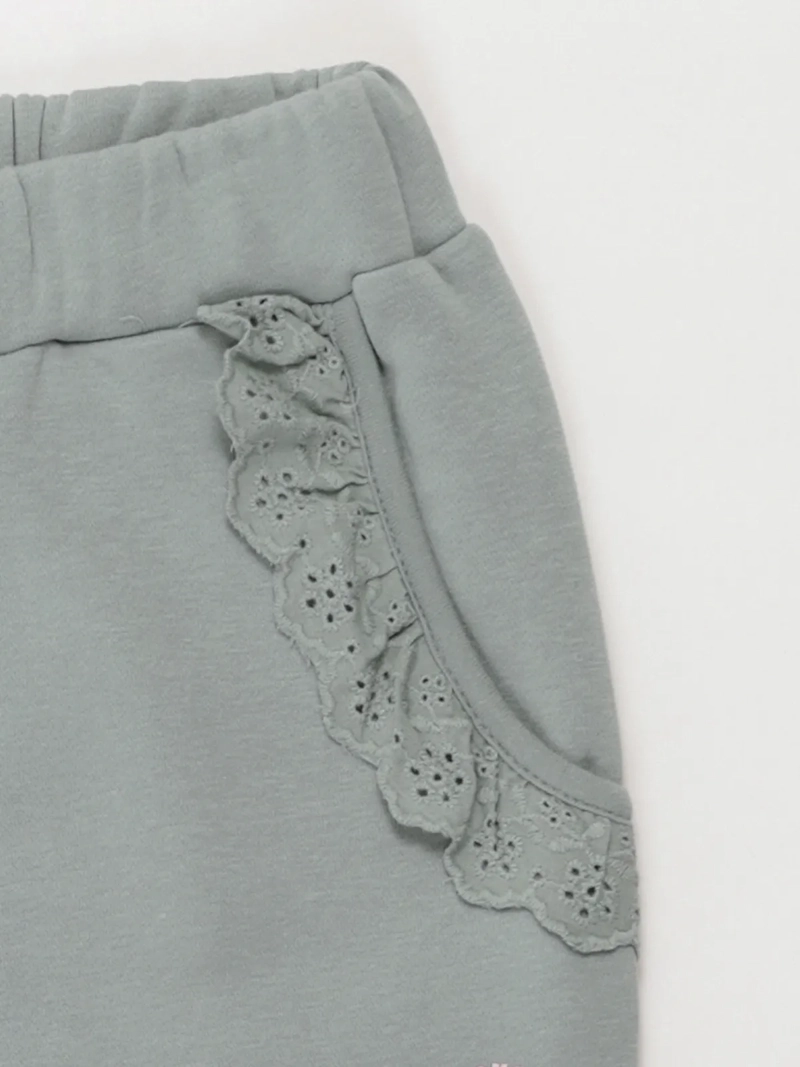 PANTALÓN DE BUZO NIÑA HARVEST VUELOS BRODERIE - 3