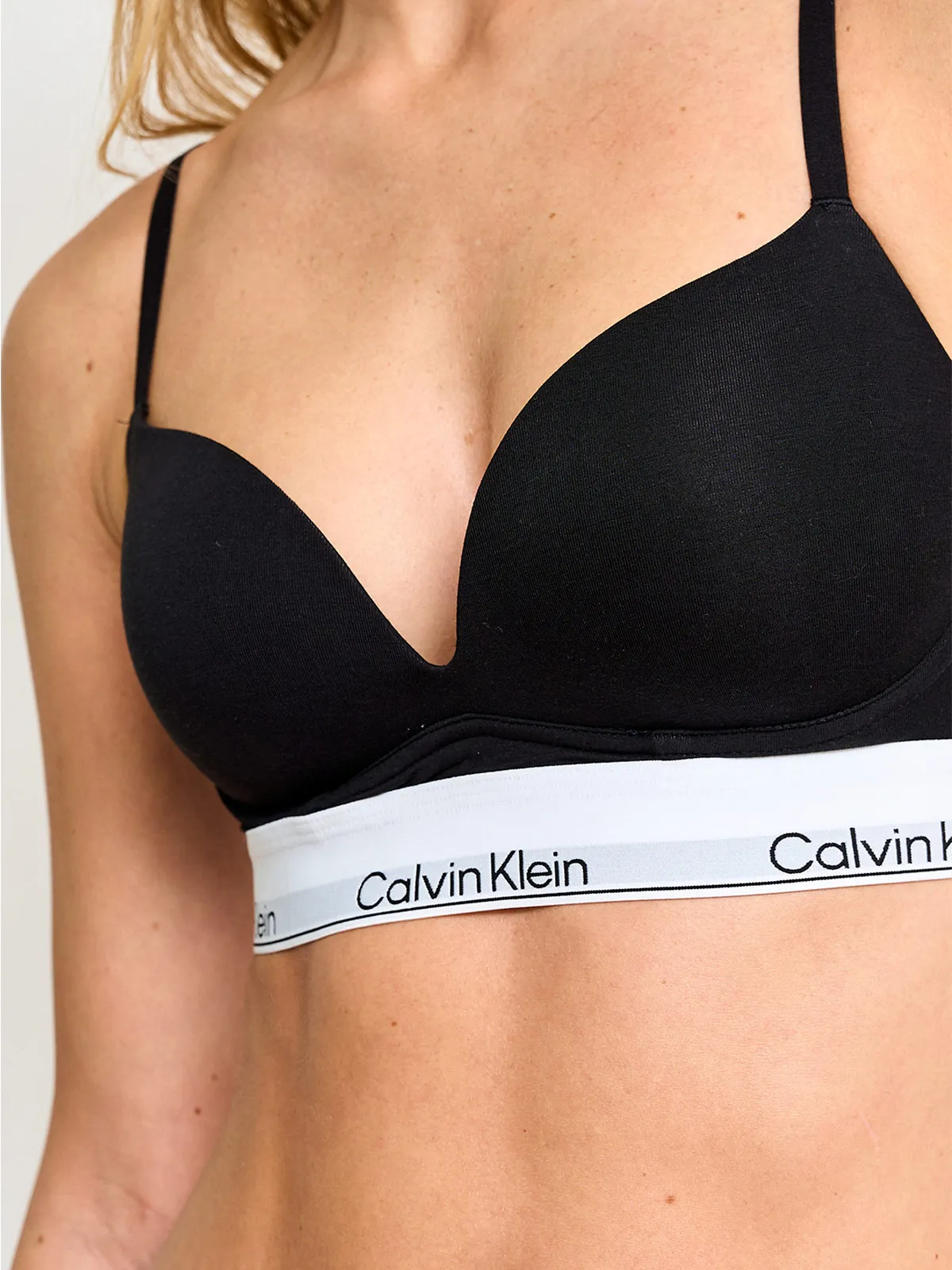 SOSTÉN CALVIN KLEIN - 3