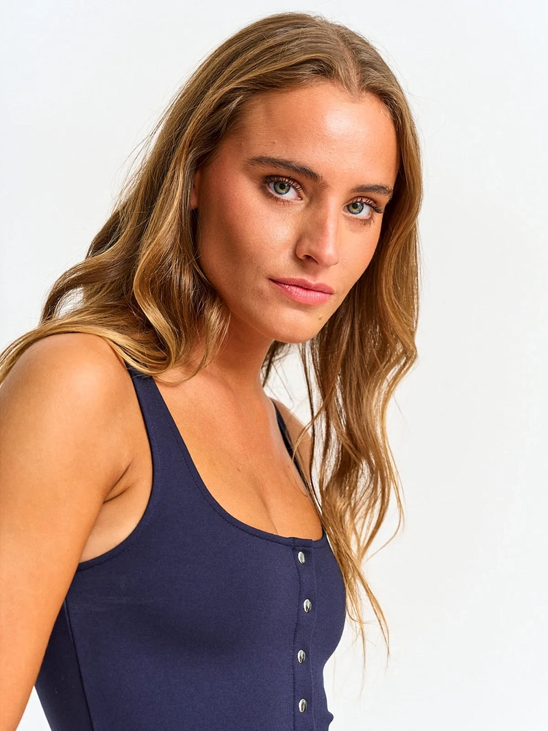 POLERA MUJER INDEX SIN MANGAS TACHAS - 3