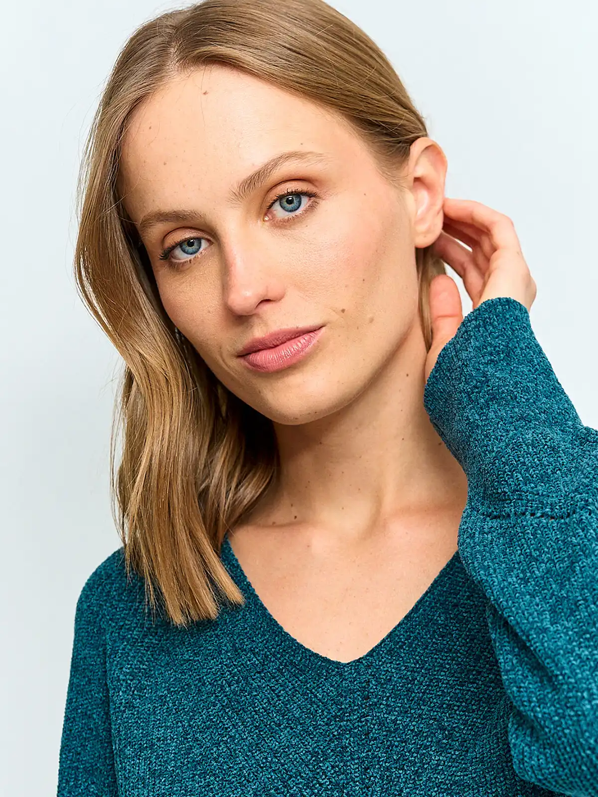 SWEATER MUJER AZIZ CUELLO EN V - 3