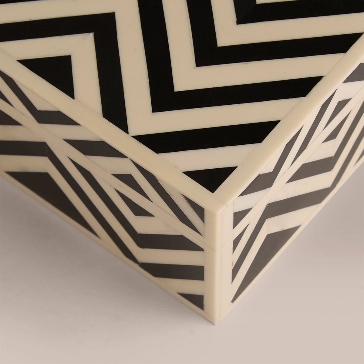 CAJA DECORATIVA RIPLEY HOME RAYAS GEO NEGRA 15 CM - 3