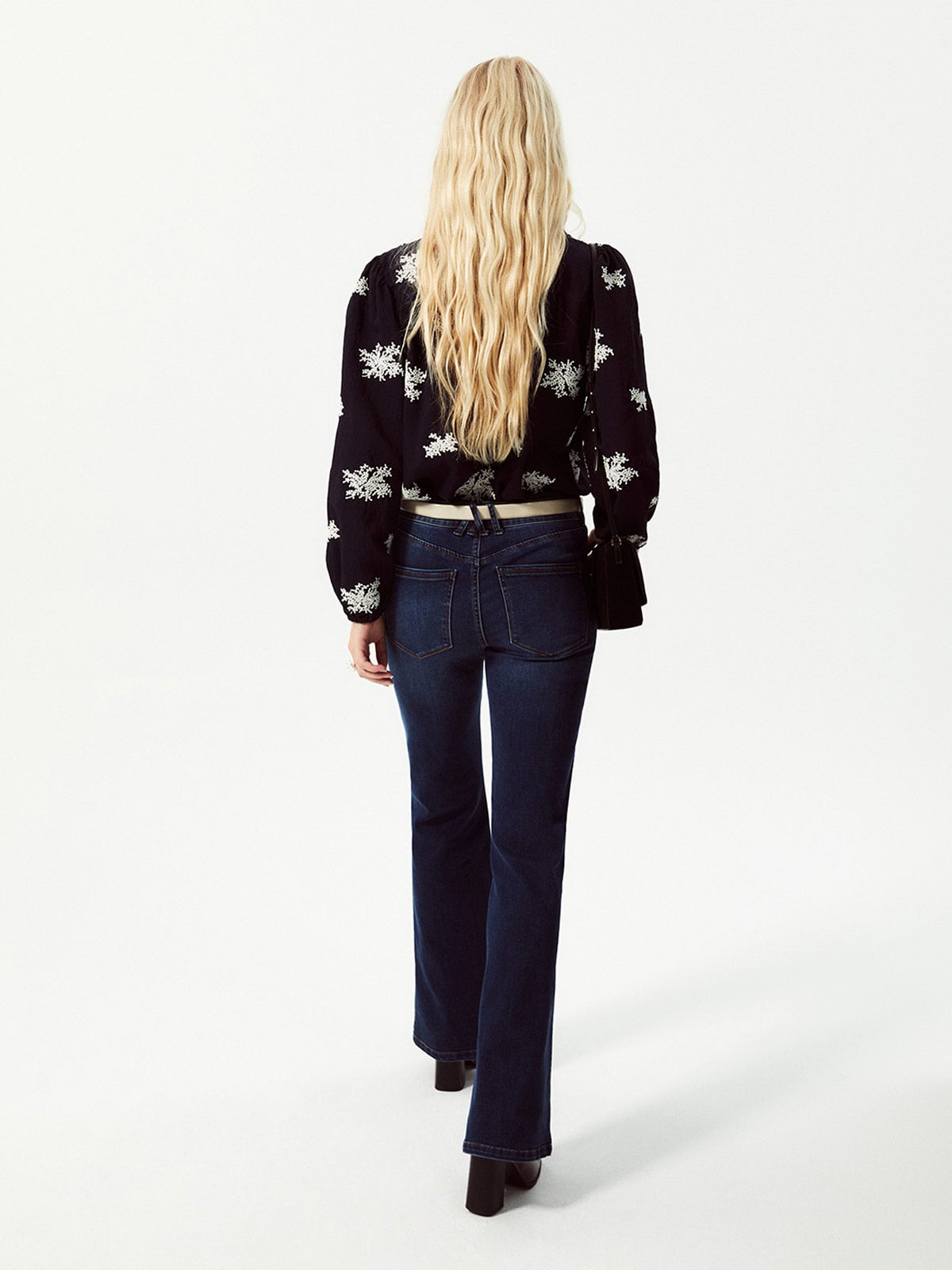 BLUSA MUJER SFERA MANGA LARGA FLORES BORDADAS - 3