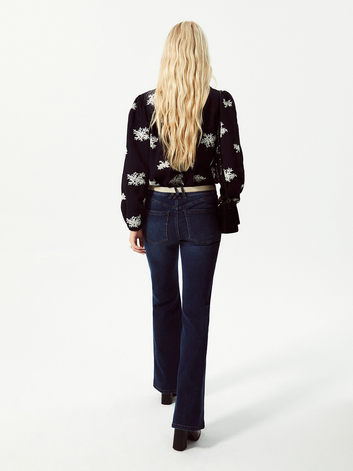 BLUSA MUJER SFERA MANGA LARGA FLORES BORDADAS - 3