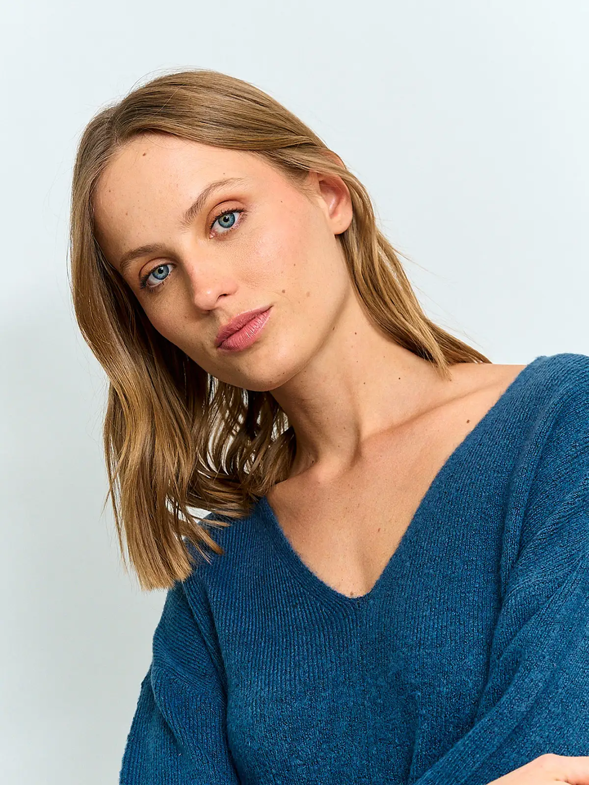 SWEATER MUJER AZIZ CUELLO EN V LISO - 3