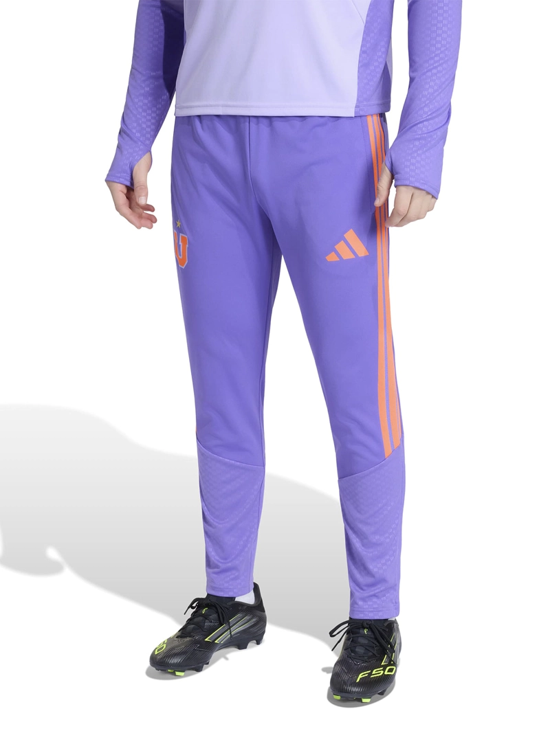 PANTALÓN DE BUZO FÚTBOL HOMBRE ADIDAS UNIVERSIDAD DE CHILE ENTRENAMIENTO TIRO26 MORADO - 1
