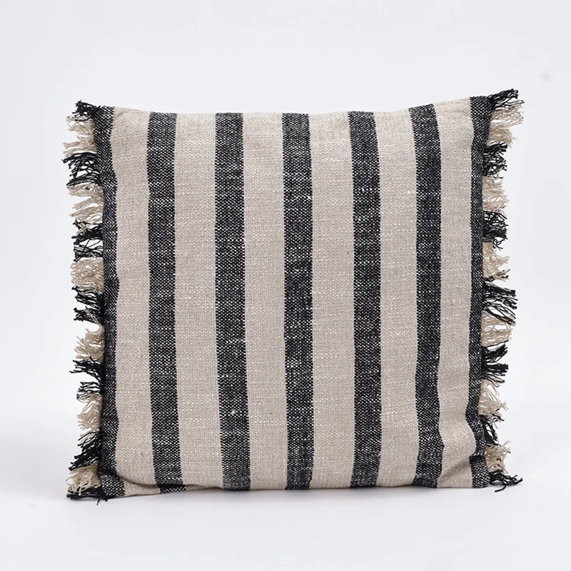 COJÍN RIPLEY HOME CAMEL RAYAS FLECOS 50X50 CM NEGRO - 1