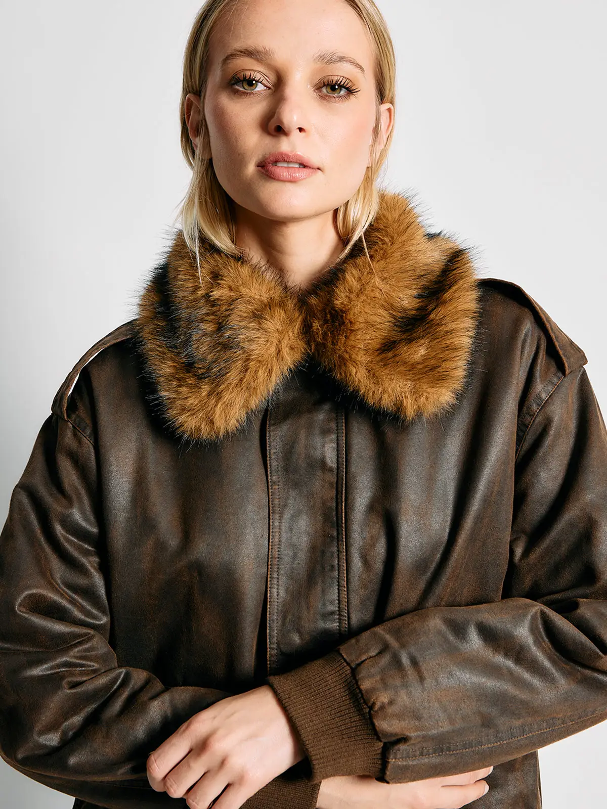 CHAQUETA MUJER INDEX CORTA CUELLO EFECTO PIEL - 3