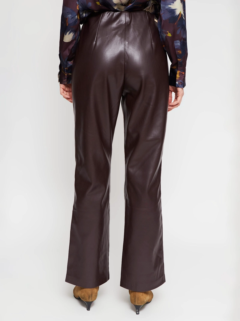 PANTALÓN MUJER CACHAREL TIPO CUERO PIERNA BOOTCUT - 3