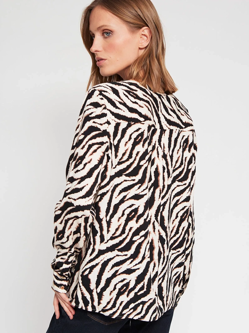 BLUSA MUJER CACHAREL CUELLO EN V MANGA LARGA CIERRE Y ESTAMPADO - 3