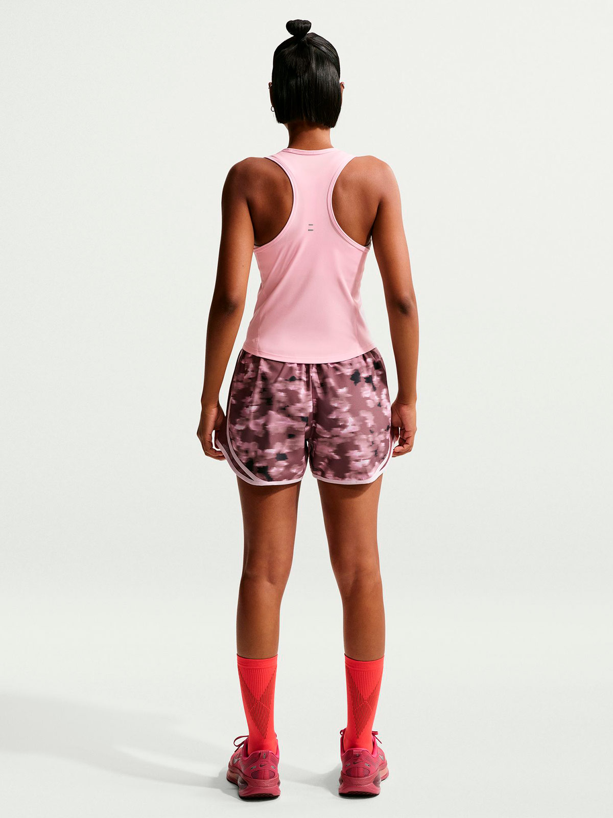 POLERA SIN MANGAS MUJER NIKE SWOOSH RUN - 5