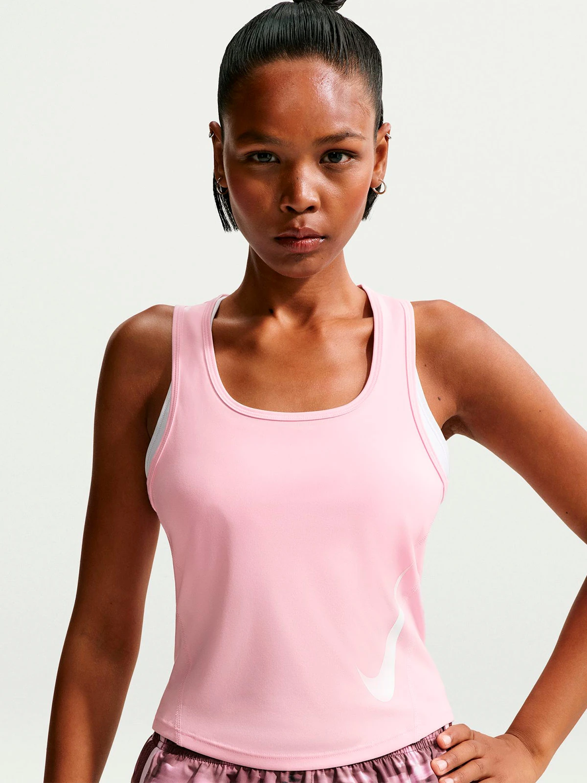 POLERA SIN MANGAS MUJER NIKE SWOOSH RUN - 1