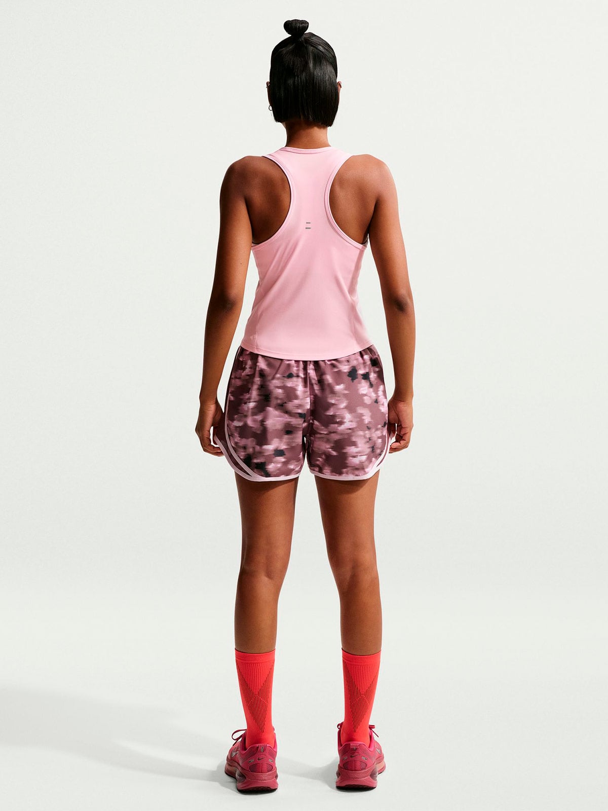 POLERA SIN MANGAS MUJER NIKE SWOOSH RUN - 5