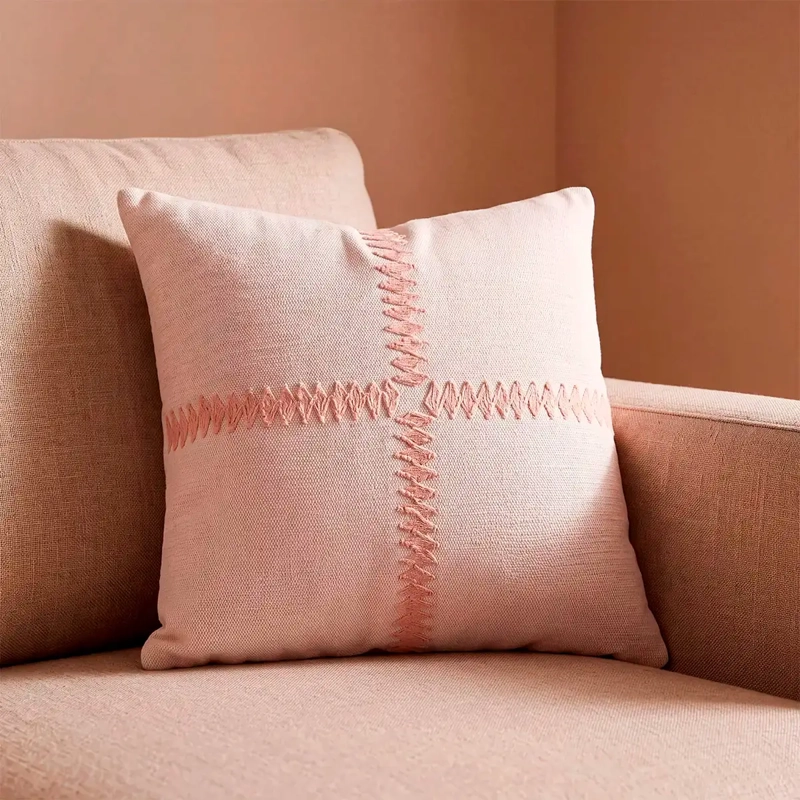 COJÍN RIPLEY HOME BORDADO CRUZ 45X45 CM ROSA - 1
