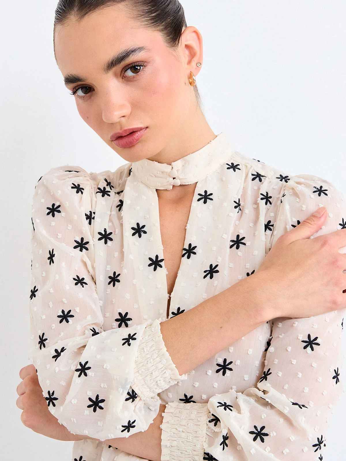 BLUSA MUJER IO BORDADA RUEDO Y PUÑO - 4