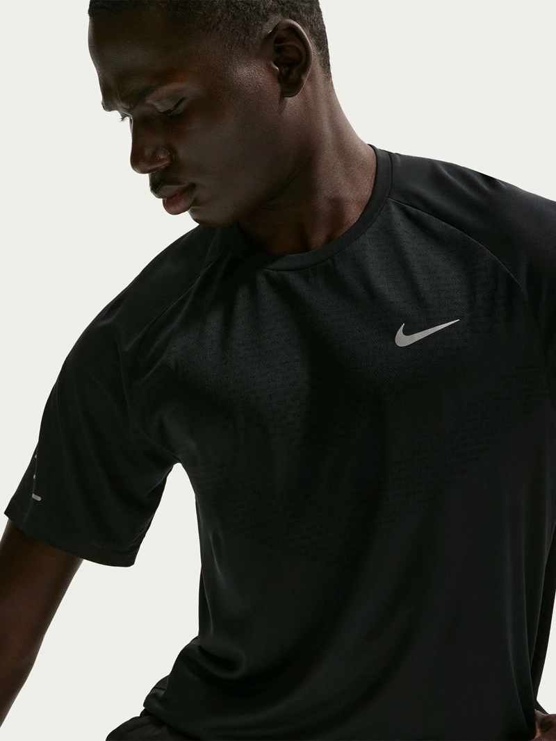 POLERA RUNNING HOMBRE NIKE STRIDE NEGRO - 4