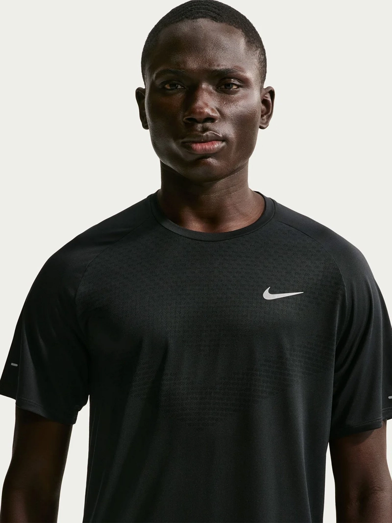 POLERA RUNNING HOMBRE NIKE STRIDE NEGRO - 1