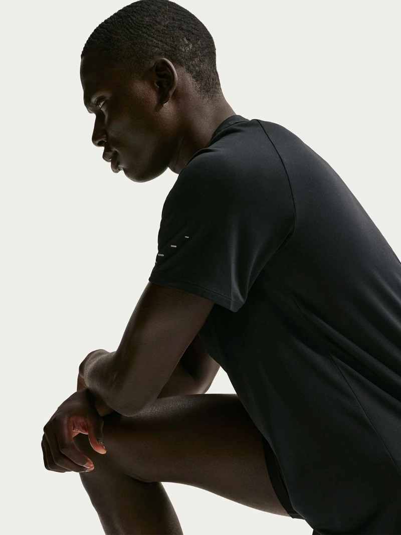 POLERA RUNNING HOMBRE NIKE STRIDE NEGRO - 2